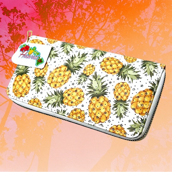 Hawaiian Handbags - NWT Womens Large White/Yellow Sparkly Hawaii Pineapple Zip-Up Continental Wallet